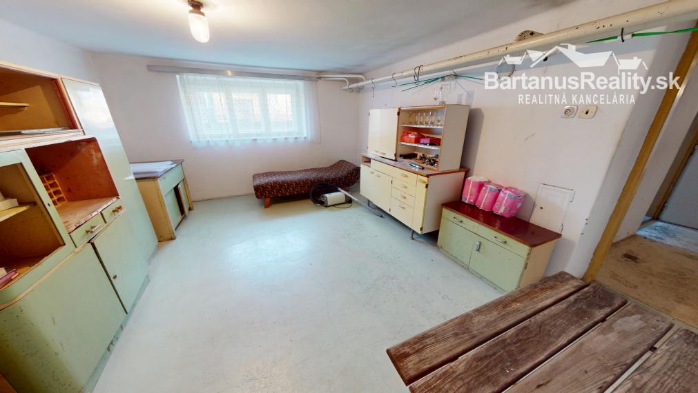 Bartanusreality: Na predaj rozmerný rodinný dom s pozemkom 1296 m2 v blízkosti centra Dubnice nad Váhom, Palárikova ulica.