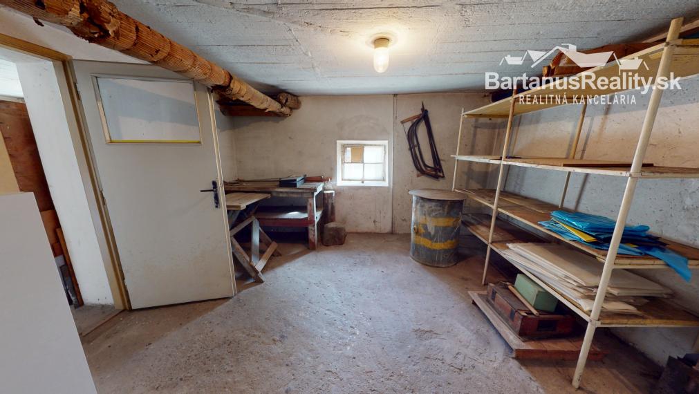 Bartanusreality: Na predaj rozmerný rodinný dom s pozemkom 1296 m2 v blízkosti centra Dubnice nad Váhom, Palárikova ulica.