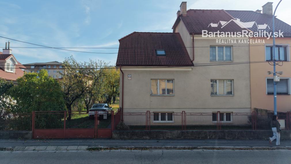 Bartanusreality: Na predaj rozmerný rodinný dom s pozemkom 1296 m2 v blízkosti centra Dubnice nad Váhom, Palárikova ulica.