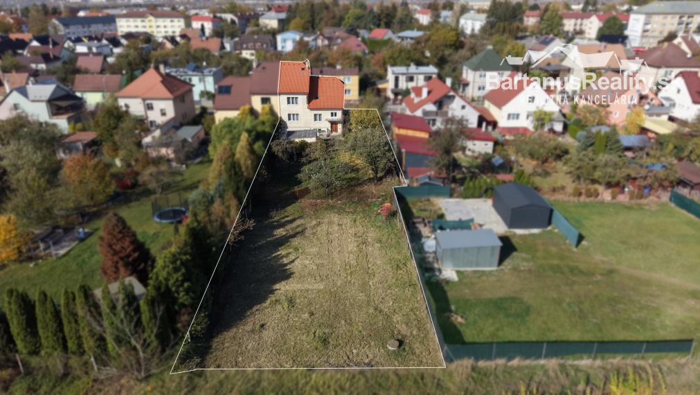 Bartanusreality: Na predaj rozmerný rodinný dom s pozemkom 1296 m2 v blízkosti centra Dubnice nad Váhom, Palárikova ulica.