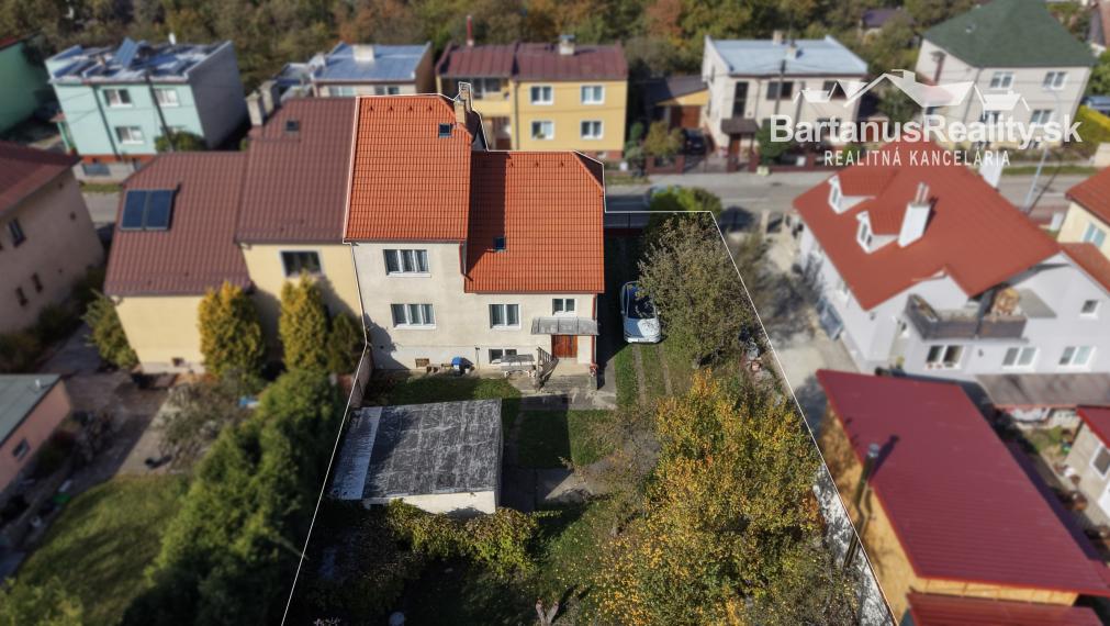Bartanusreality: Na predaj rozmerný rodinný dom s pozemkom 1296 m2 v blízkosti centra Dubnice nad Váhom, Palárikova ulica.