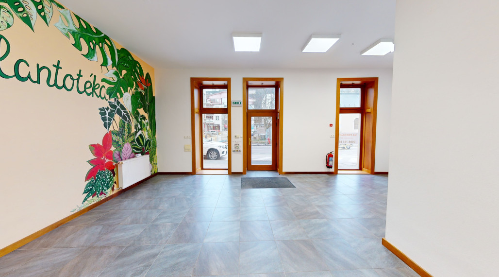 BartanusReality - Na prenájom obchodný priestor s parkovaním v centre Trenčína Námestie. sv. Anny.