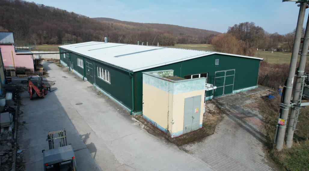 BartanusReality - Ponúkame na prenájom výrobnú halu o rozlohe 941 m2, nachádzajúcu sa v obci Selec.