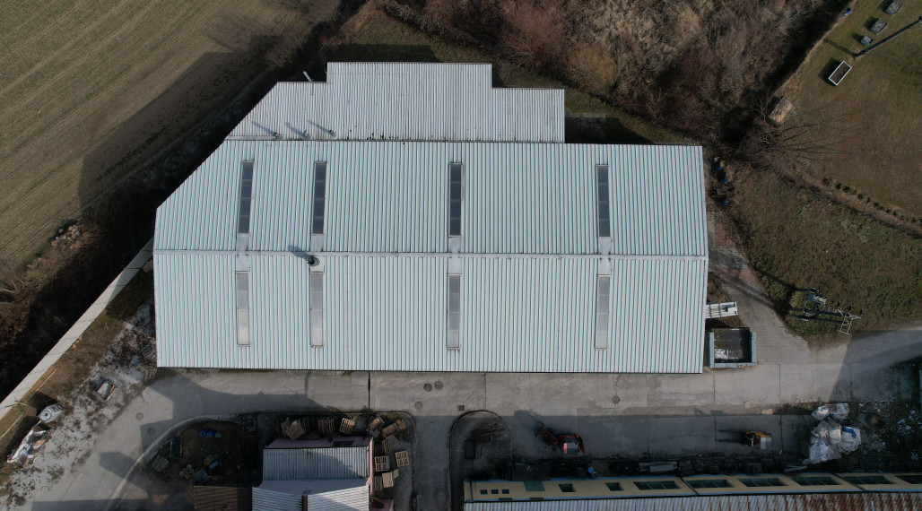 BartanusReality - Ponúkame na prenájom výrobnú halu o rozlohe 941 m2, nachádzajúcu sa v obci Selec.