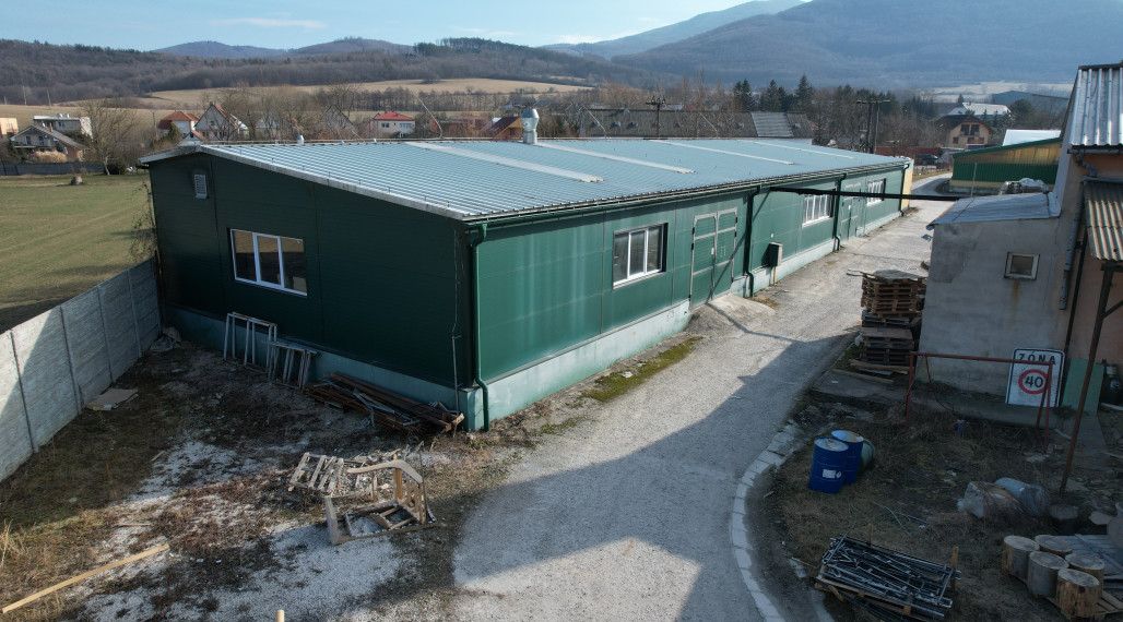 BartanusReality - Ponúkame na prenájom výrobnú halu o rozlohe 941 m2, nachádzajúcu sa v obci Selec.