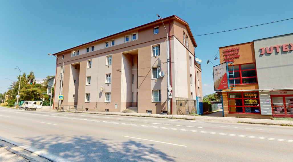 BartanusReality - Na predaj 1-izbový byt s vlastným kúrením a parkoviskom v Trenčíne na ul. M.R.Štefánika.