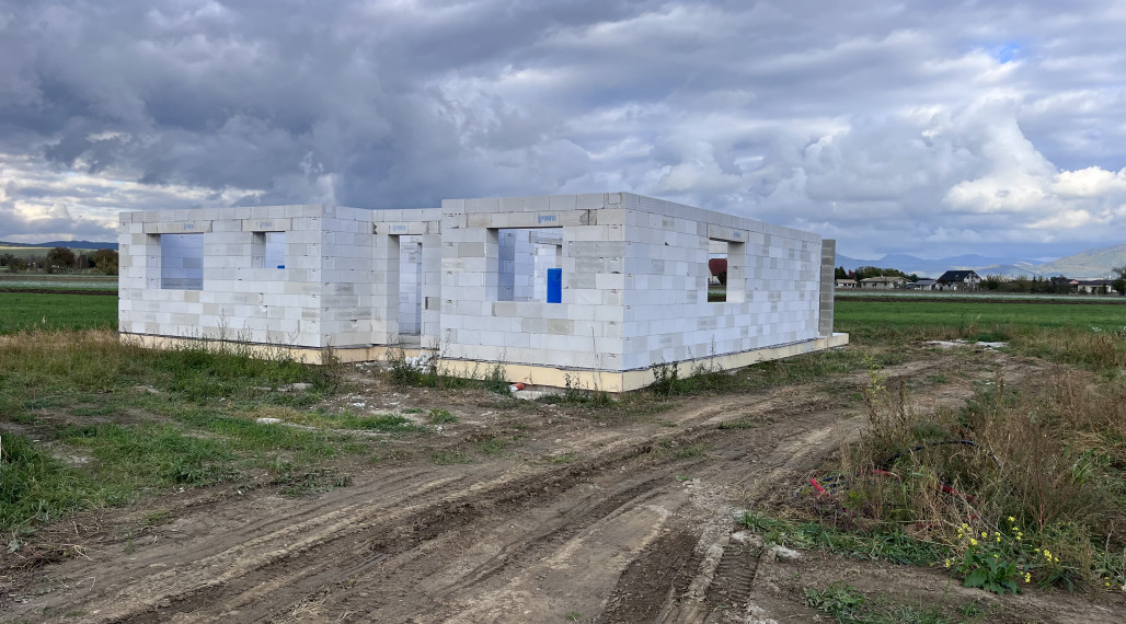 BartanusReality - Na predaj rozmerná novostavba 5 izbového rodinného domu v obci Kameničany pri Dubnici nad Váhom. Znížená cena!!!