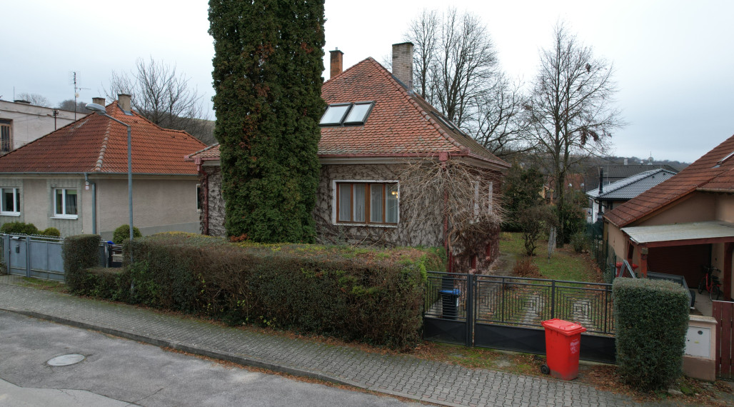 BartanusrReality - Na predaj zaujímavý rodinný dom v obci Moravany nad Váhom v tesnej blízkosti mesta Piešťany.