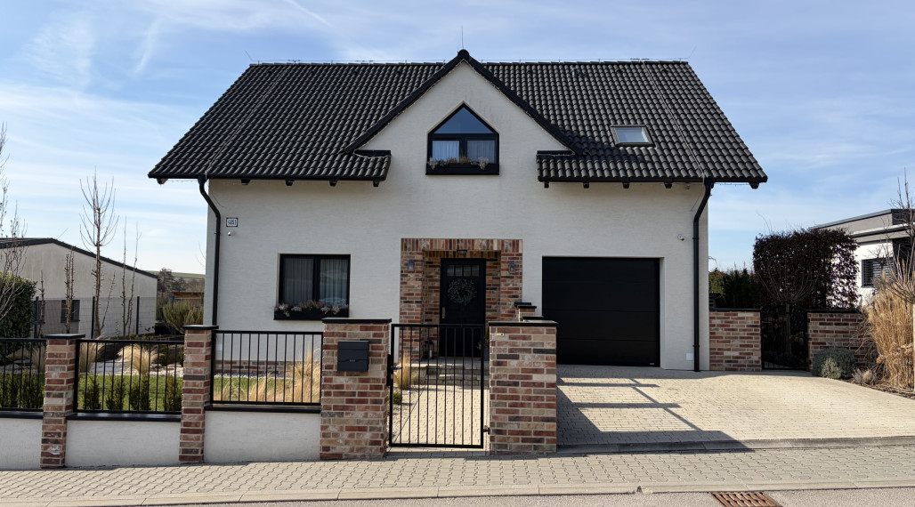 Na predaj novostavba rozmerného rodinného domu v Trenčianskej Turnej, časť Hámre.