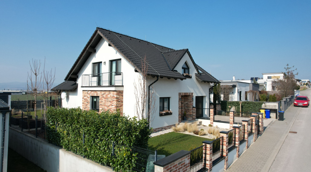 Na predaj novostavba rozmerného rodinného domu v Trenčianskej Turnej, časť Hámre.