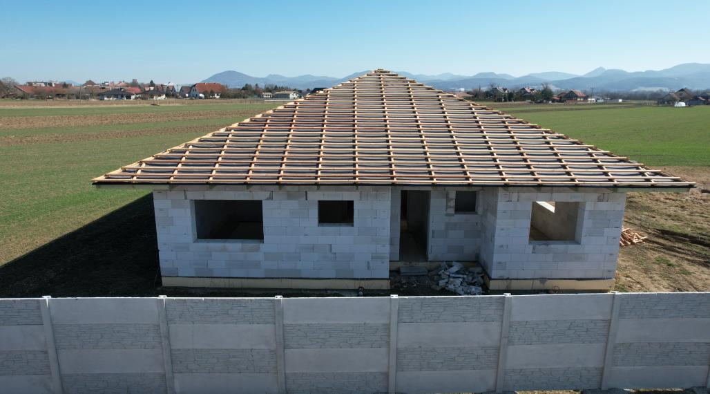 BartanusReality - Na predaj rozmerná novostavba 5 izbového rodinného domu v obci Kameničany pri Dubnici nad Váhom. Znížená cena!!!