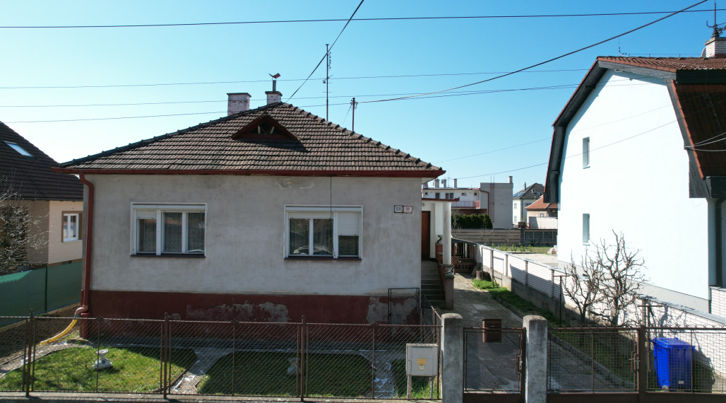 Na predaj starší rodinný dom priamo v meste Trenčín, Bezručova ulica.