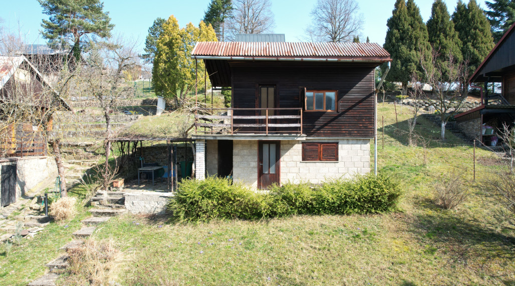 Ponúkame na predaj dvojpodlažnú chatu s podkrovím  v chatkovej oblasti Vršok v obci Horné Srnie