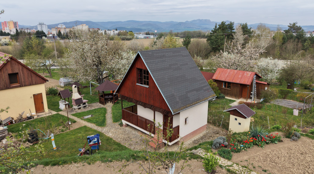 Ponúkame na predaj podpivničenú chatu so záhradou v Dubnici nad Váhom, časť Blížne doliny (chobot).