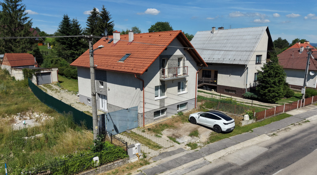 Na predaj rozmerný, čiastočne prerobený 6 izbový rodinný dom v obci Mníchova Lehota pri Trenčíne.