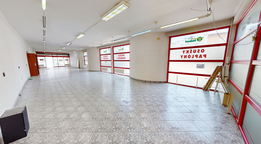 Na prenájom obchodný priestor v centre Trenčína, na prízemí Polyfunkčnej budovy na ul. Vajanského 7 o rozlohe 145 m2.
