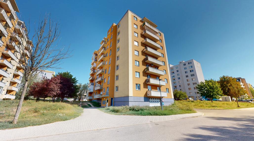 Ponúkame na prenájom 3-izbový byt s balkónom v Trenčíne, sídlisko Juh, ulica Východná.