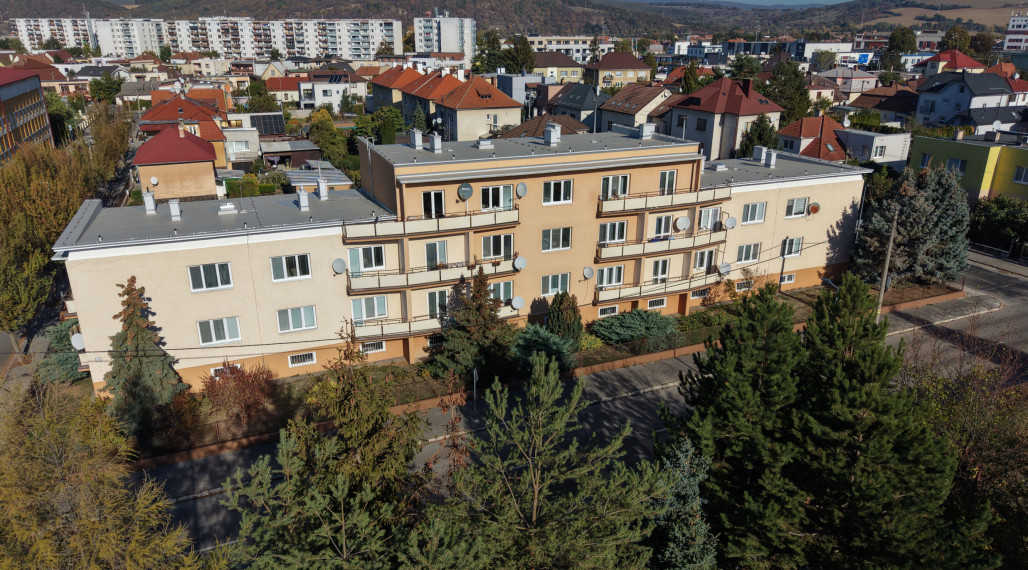 BartanusReality: Na predaj priestranný 3-izbový tehlový byt (71 m²) s garážou v uzavretom dvore – Trenčín, Zámostie.
