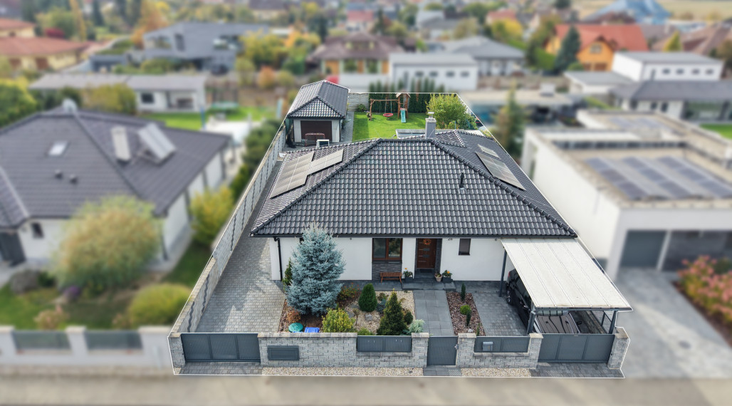 Bartanusreality: Na predaj moderný 4-izbový bungalov s fotovoltikou a veľkým pozemkom – Trenčín, Kubrá, Na kameni.