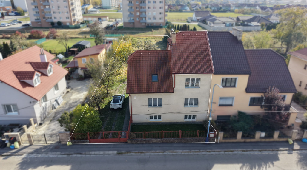 Bartanusreality: Na predaj rozmerný rodinný dom s pozemkom 1296 m2 v blízkosti centra Dubnice nad Váhom, Palárikova ulica.