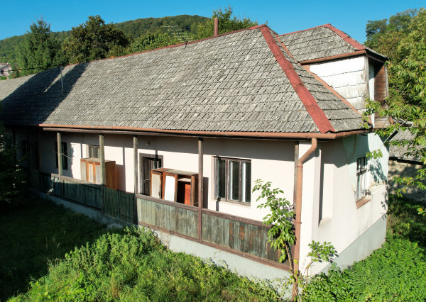 BartanusReality - Na predaj starší rodinný dom s veľkým pozemkom v obci Trenčianske Mitice - Zemianske Mitice.