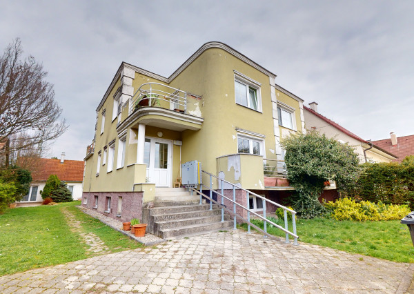 BartanusReality - Na predaj rozmerný rodinný dom s pozemkom 2480 m2 v Dubnici nad Váhom, Bottova ulica.