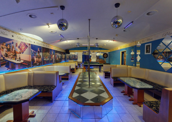 Na prenájom kompletne zariadený nočný bar, bývalý striptízový podnik Black & White, v centre Trenčína