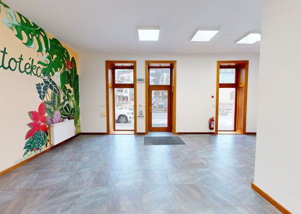 BartanusReality - Na prenájom obchodný priestor s parkovaním v centre Trenčína Námestie. sv. Anny.