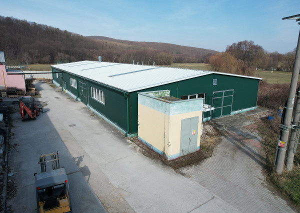 BartanusReality - Ponúkame na prenájom výrobnú halu o rozlohe 941 m2, nachádzajúcu sa v obci Selec.