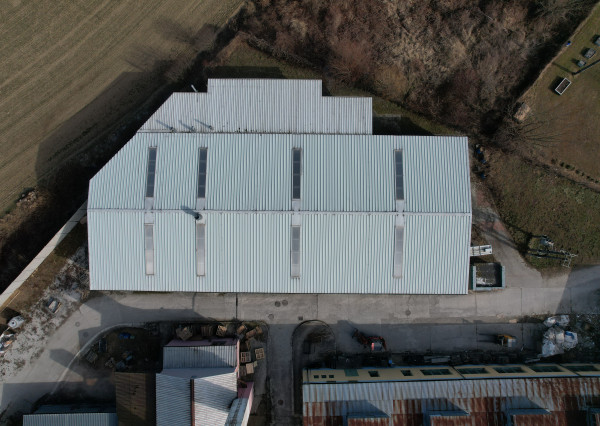 BartanusReality - Ponúkame na prenájom výrobnú halu o rozlohe 941 m2, nachádzajúcu sa v obci Selec.