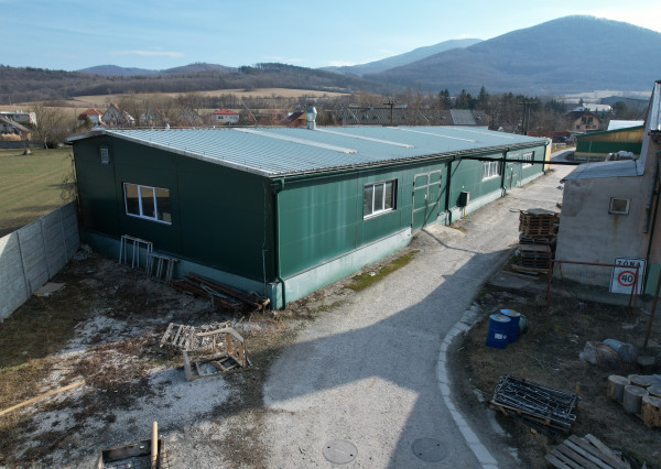 BartanusReality - Ponúkame na prenájom výrobnú halu o rozlohe 941 m2, nachádzajúcu sa v obci Selec.