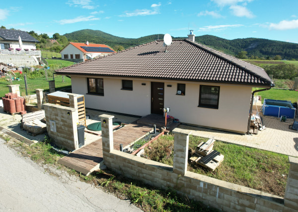 Na predaj novostavba rozmerného, 4 izbového rodinného domu s garážou v obci Trenčianske Mitice, časť Zemianske Mitice.