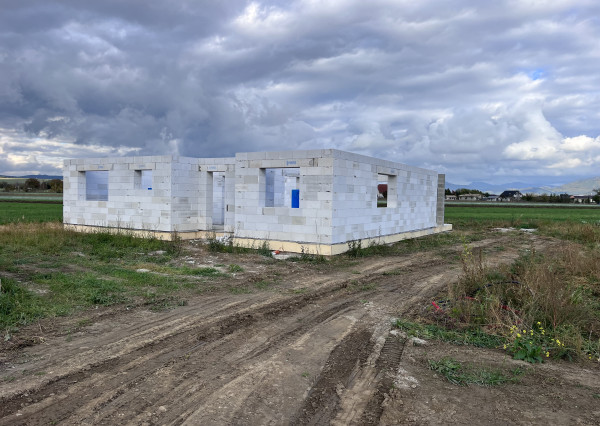 BartanusReality - Na predaj rozmerná novostavba 5 izbového rodinného domu v obci Kameničany pri Dubnici nad Váhom. Znížená cena!!!