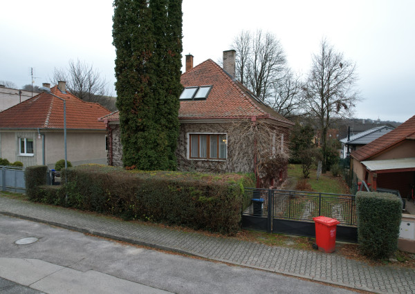 BartanusrReality - Na predaj zaujímavý rodinný dom v obci Moravany nad Váhom v tesnej blízkosti mesta Piešťany.