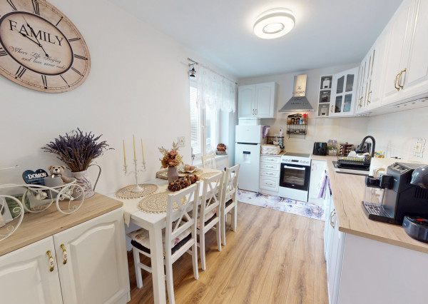 BartanusReality - Na predaj krásny, kompletne zrekonštruovaný 2 izbový byt v obci Bobot, 10km. od Trenčianskych Teplíc.