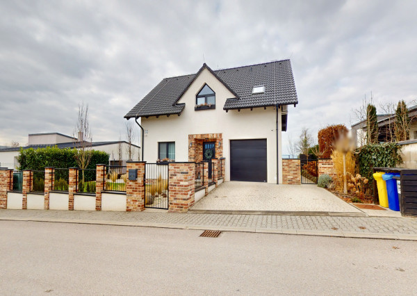 Na predaj novostavba rozmerného rodinného domu v Trenčianskej Turnej, časť Hámre.