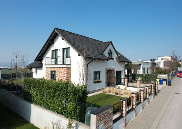 Na predaj novostavba rozmerného rodinného domu v Trenčianskej Turnej, časť Hámre.