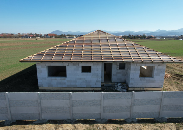 BartanusReality - Na predaj rozmerná novostavba 5 izbového rodinného domu v obci Kameničany pri Dubnici nad Váhom. Znížená cena!!!