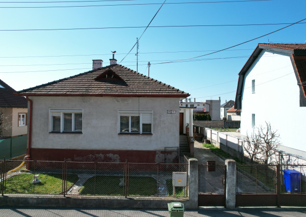 Na predaj starší rodinný dom priamo v meste Trenčín, Bezručova ulica.