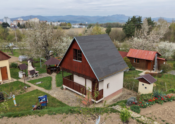 Ponúkame na predaj podpivničenú chatu so záhradou v Dubnici nad Váhom, časť Blížne doliny (chobot).