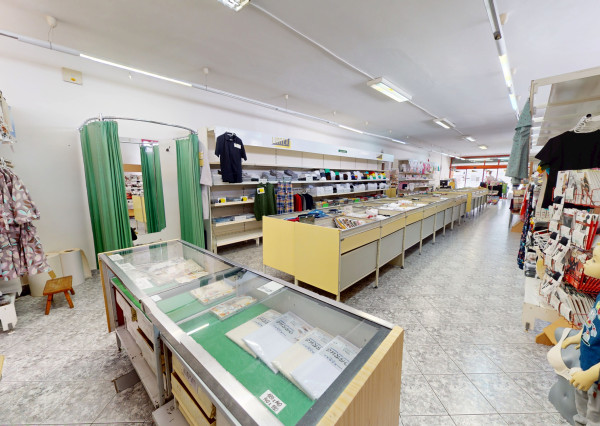 Na prenájom obchodný priestor v centre Trenčína, na prízemí Polyfunkčnej budovy na ul. Vajanského 7 o rozlohe 145 m2.