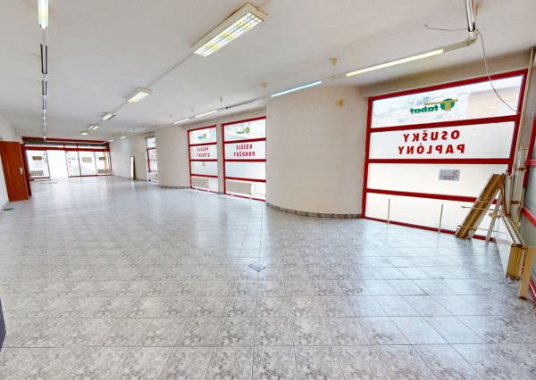 Na prenájom obchodný priestor v centre Trenčína, na prízemí Polyfunkčnej budovy na ul. Vajanského 7 o rozlohe 145 m2.
