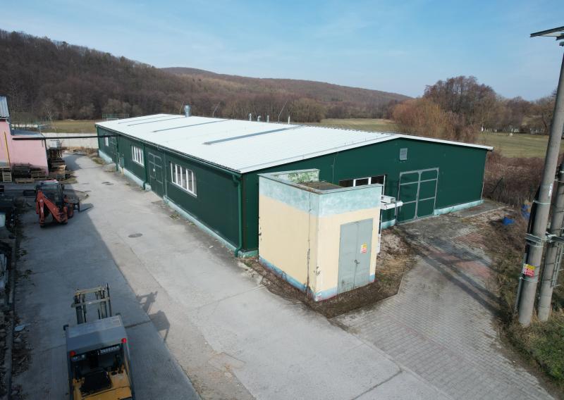BartanusReality - Ponúkame na prenájom výrobnú halu o rozlohe 941 m2, nachádzajúcu sa v obci Selec.