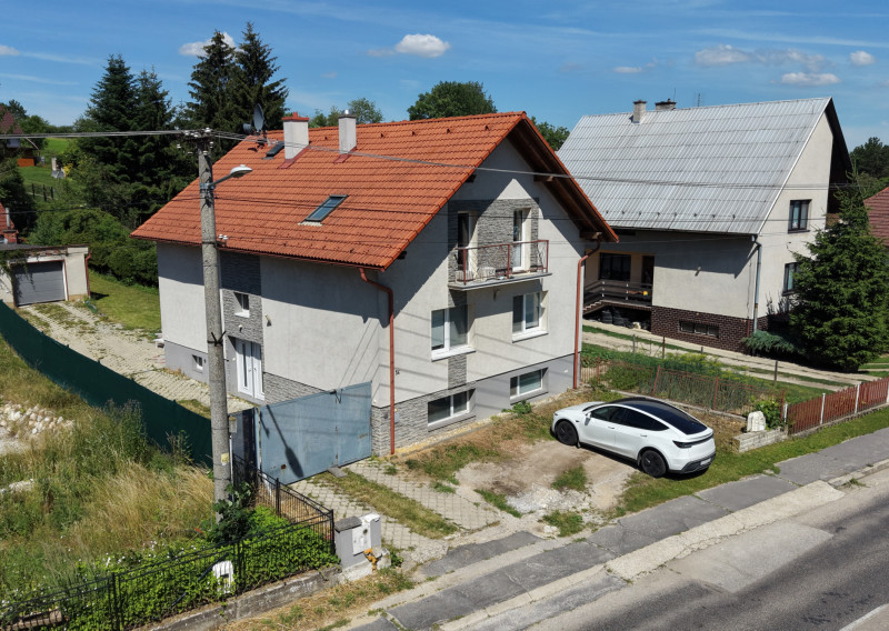 Na predaj rozmerný, čiastočne prerobený 6 izbový rodinný dom v obci Mníchova Lehota pri Trenčíne.