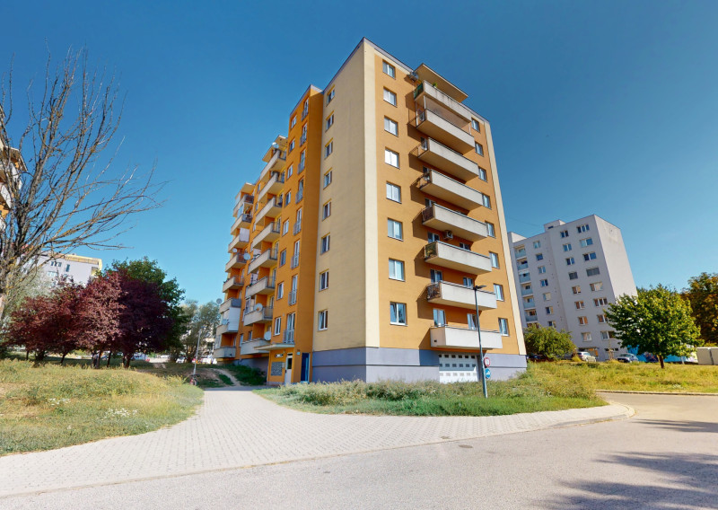 BartanusReality - Ponúkame na prenájom 3-izbový byt s balkónom v Trenčíne, sídlisko Juh, ulica Východná.