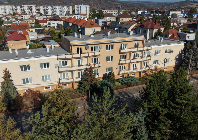 BartanusReality: Na predaj priestranný 3-izbový tehlový byt (71 m²) s garážou v uzavretom dvore – Trenčín, Zámostie.