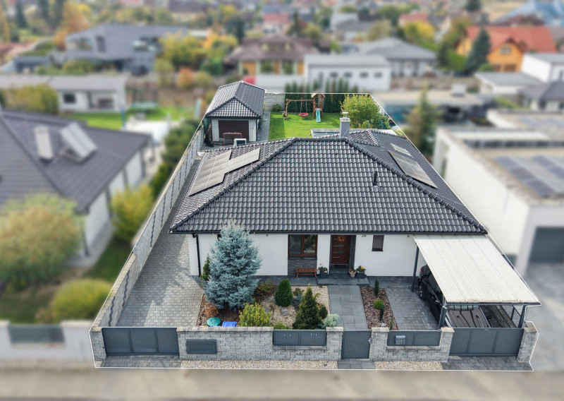 Bartanusreality: Na predaj moderný 4-izbový bungalov s fotovoltikou a veľkým pozemkom – Trenčín, Kubrá, Na kameni.