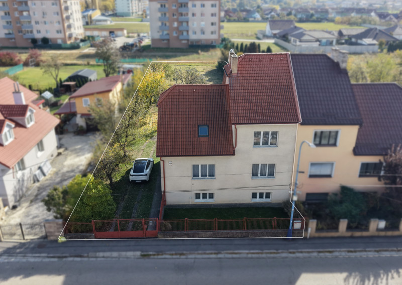 Bartanusreality: Na predaj rozmerný rodinný dom s pozemkom 1296 m2 v blízkosti centra Dubnice nad Váhom, Palárikova ulica.